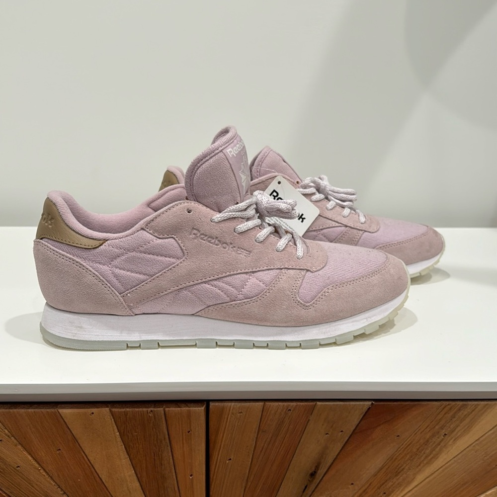 New with tags! Women’s Pink Reebok classics. Size 10